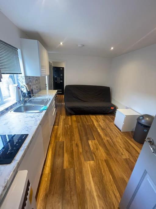 One Bedroom Annex With Private Entrance Morden  外观 照片