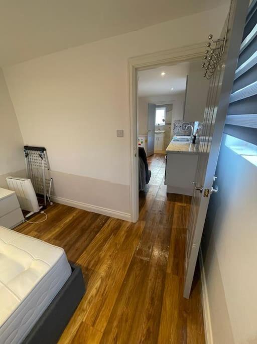 One Bedroom Annex With Private Entrance Morden  外观 照片